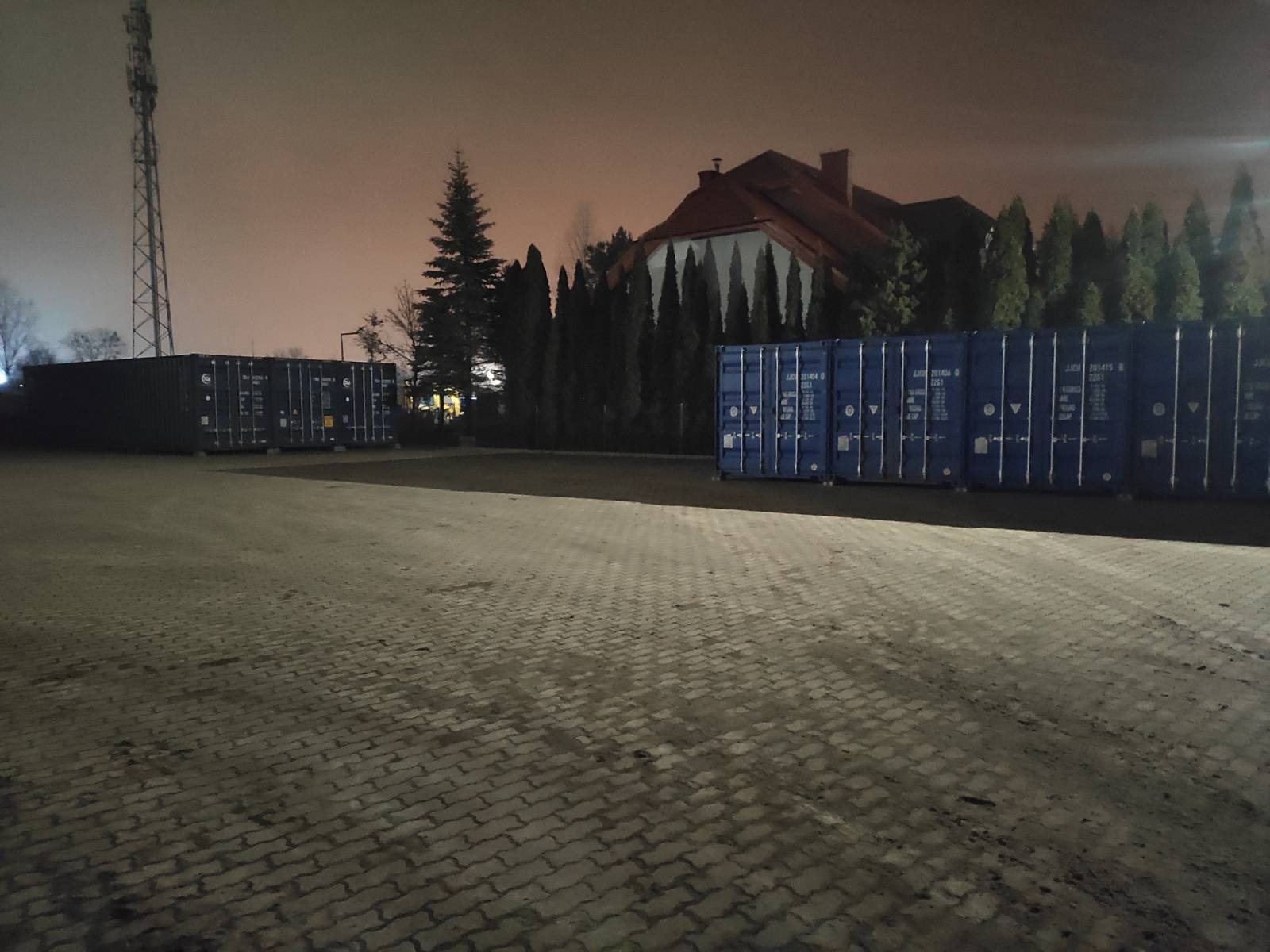 kontenery nocą